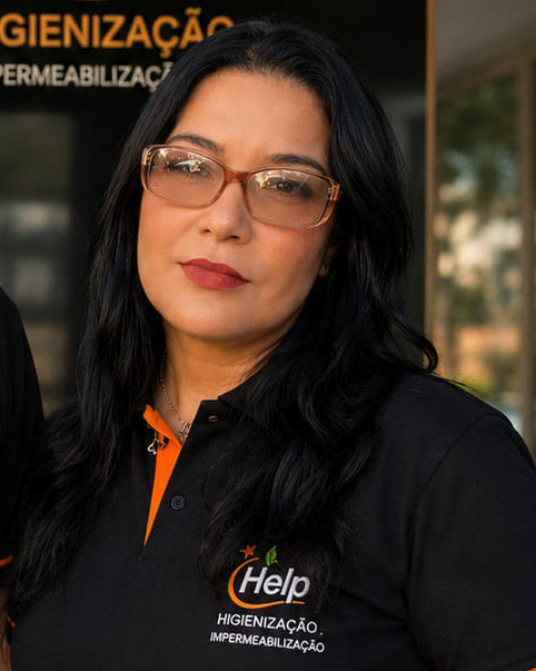 Maite Saraiva com o uniforme da Help Higienização